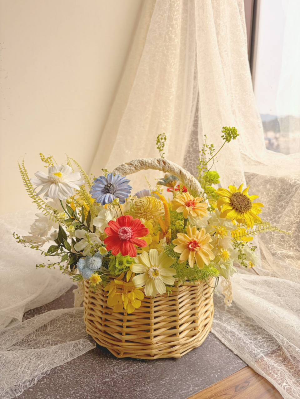 繽紛夏日向日葵多彩花籃-實拍圖片
