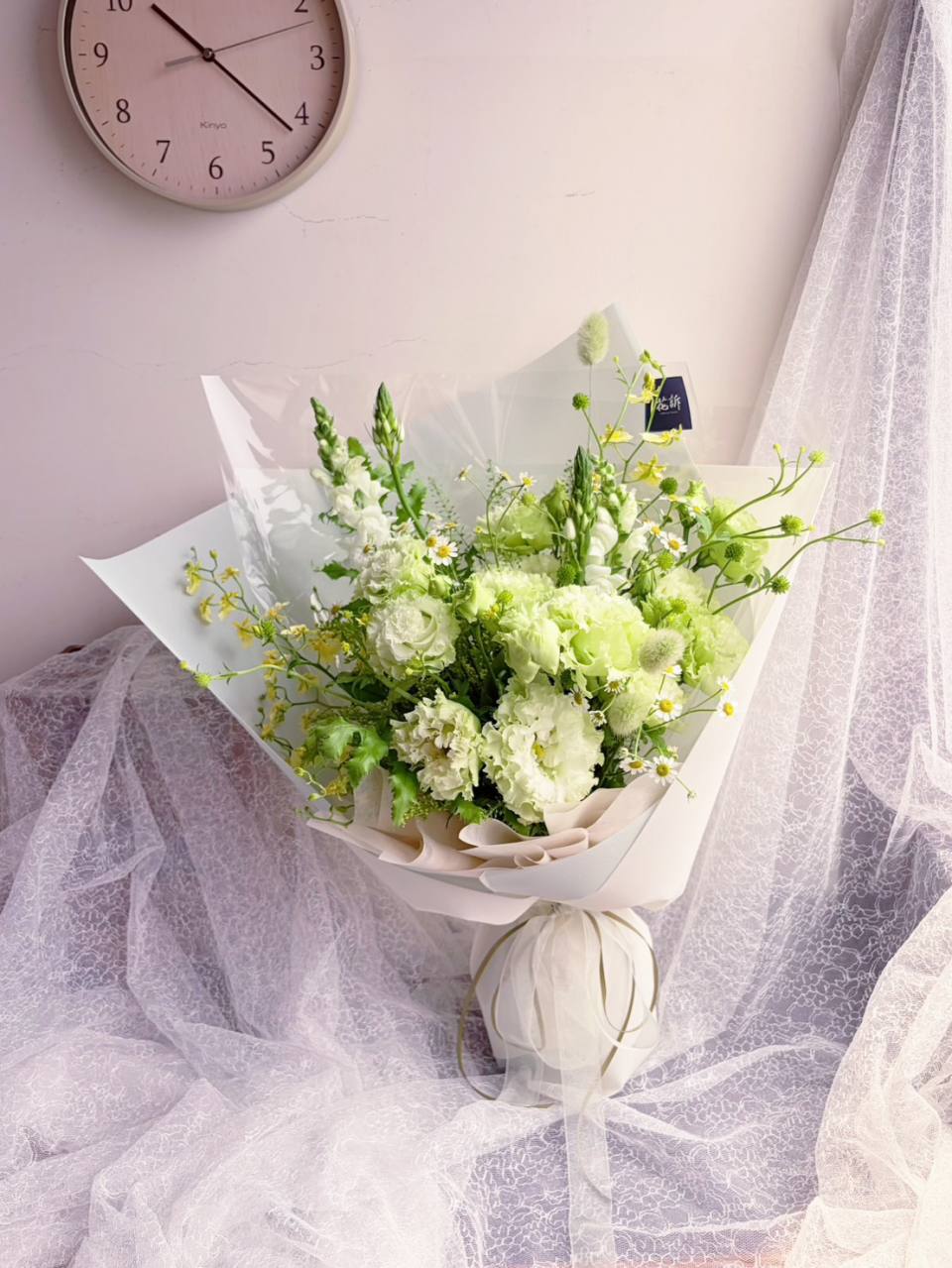 綠意清新花束，由花訴花藝工坊花藝師手工設計，適合送禮與居家擺飾
