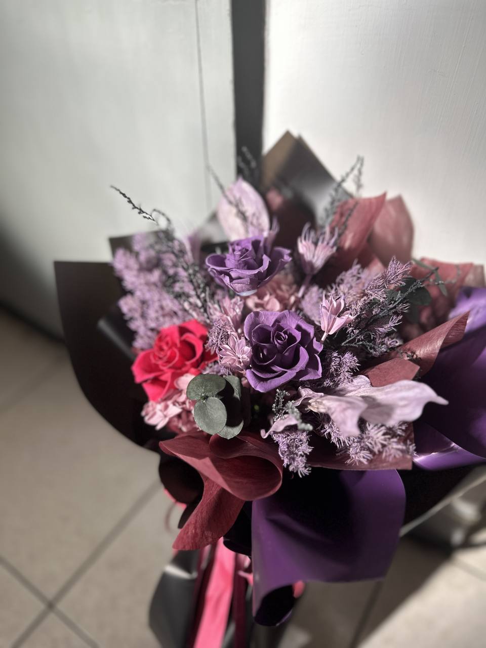 酷黑紫色永生花花束 庫洛米配色+花痴了咪花藝工作室