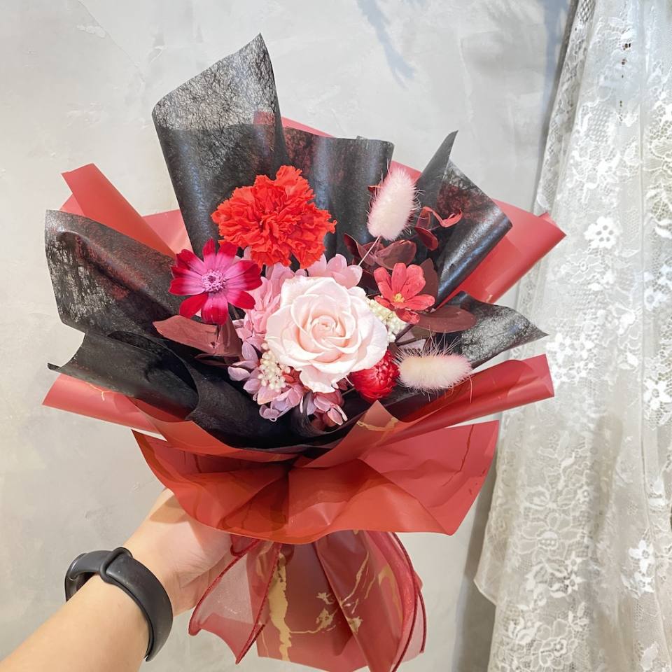 永恆的溫柔·康乃馨花束-紅粉，由花木植物所花藝師手工設計，適合送禮與居家擺飾