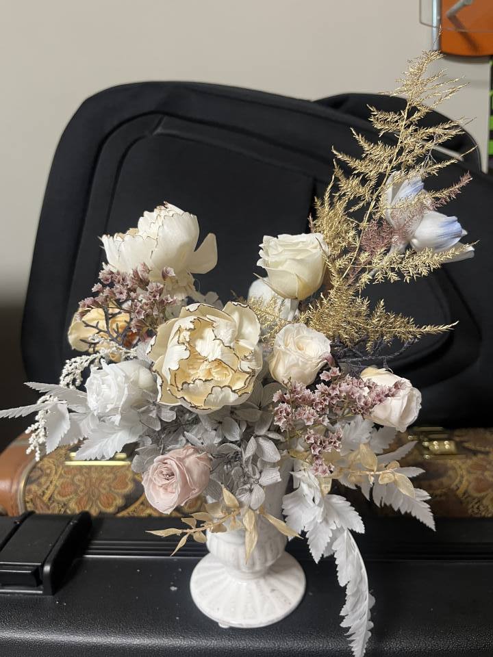 朋友喜歡純白色系，帶點金黃，色系客製化+FB:茉莉花園